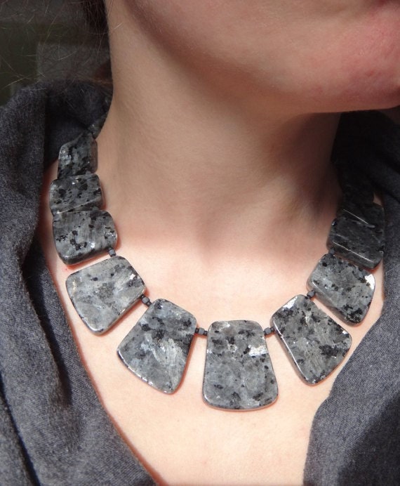 Der Labradorit Larvikit, Statement-Kette. Halskette Aus Halbedelsteinen. Schwarz Und Grau. Schwarze Labradorit. Massive von PositiveMindSo
