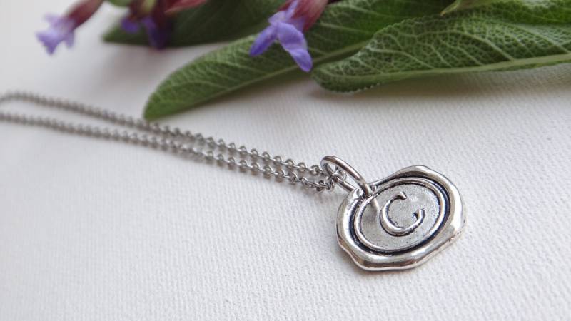 Edelstahl Kettenlänge Der Wahl Anfangsbuchstabe Mann Benutzerdefinierte Frau Monogramm Medaillon Oxidiertes Silber Wachssiegel von PositiveMindSo