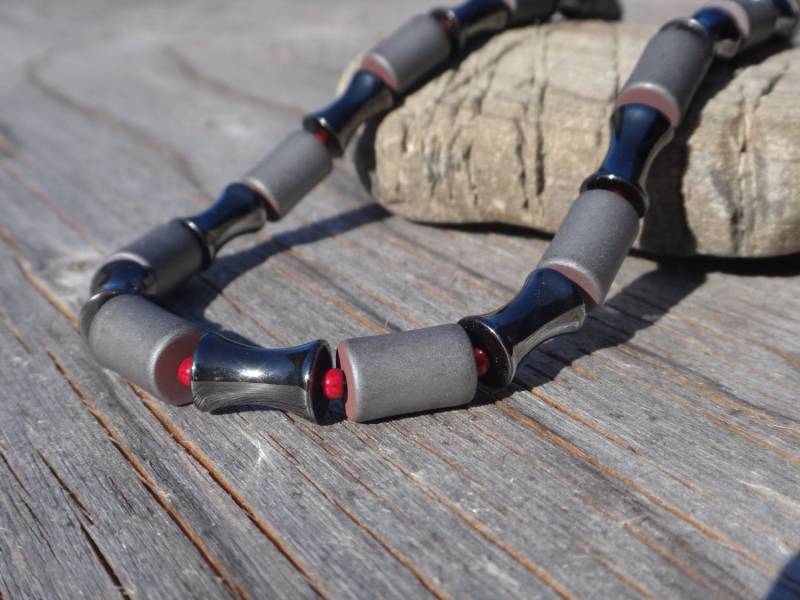 Für Mannes Natürliche Hämatit Halskette. Schmuck Für Männer. Herren Gesundheit, Energie, Balance. Geschenk Ihn. Grau Und Rot von PositiveMindSo