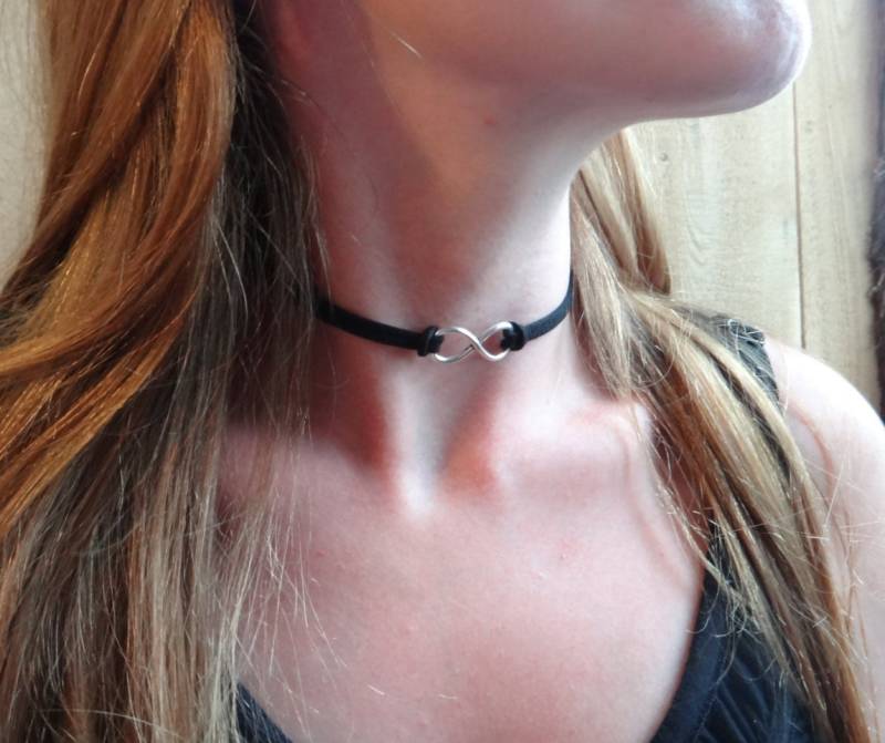 Halsband, Symbol Der Unendlichkeit, Silberne Feder. Métis-Aborigines. Ckoker. Wahl Wildlederfarbe. Einstellbar. 8 Chocker-Halsband von PositiveMindSo