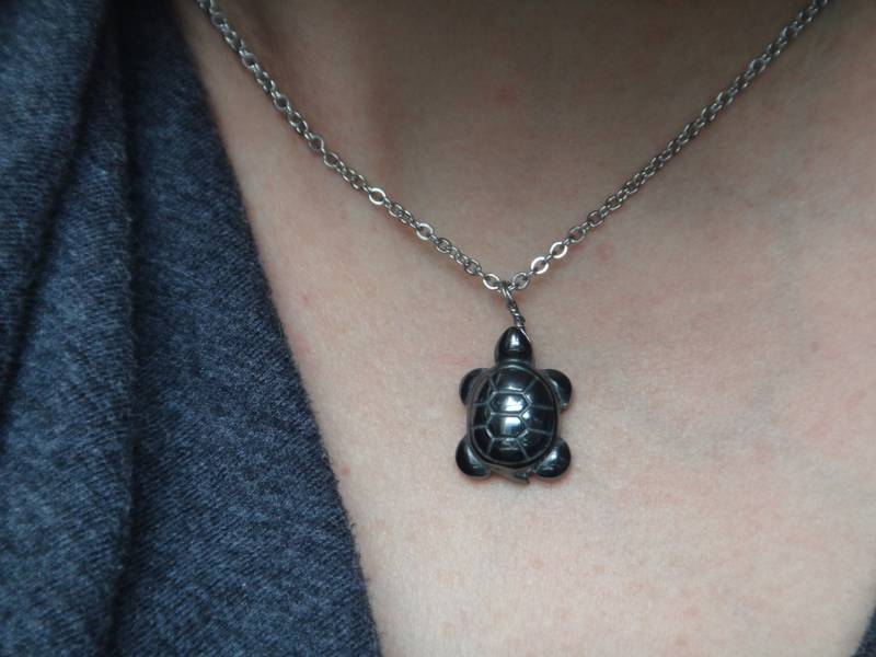 Schildkröte Von Hämatit Auf Rostfreie Kette. Symbol Für Weisheit, Mut Und Ausdauer. Stein Des Gleichgewichts Charm-Anhänger von PositiveMindSo