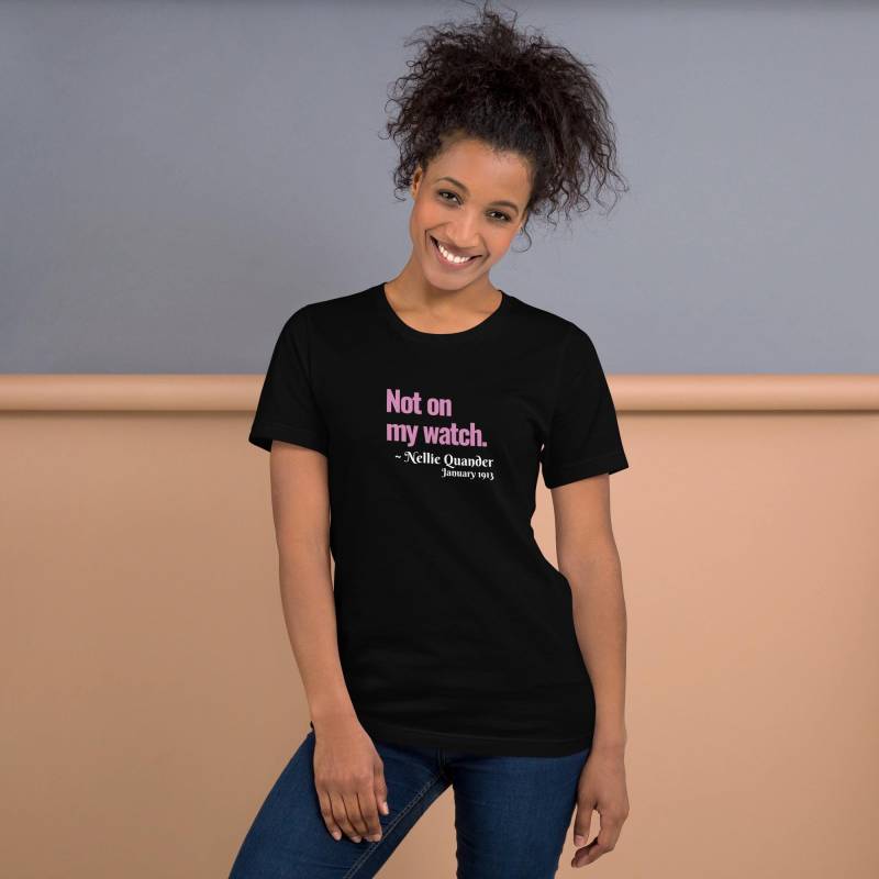 Aka | Nicht Auf Meiner Uhr Nellie Quander 1908 Grünes Unisex T-Shirt Aka | Nicht Auf Meiner Uhr Nellie Quander 1908 Grünes Unisex T-Shirt von PositivePatTees