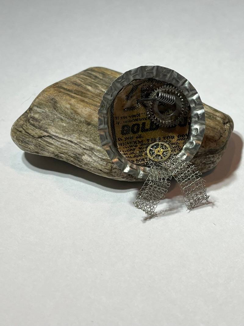 Flaschenverschluss Und Antik Mesh Pin Flaschenverschluss Und Antik Mesh Pin von PossibleWorlds