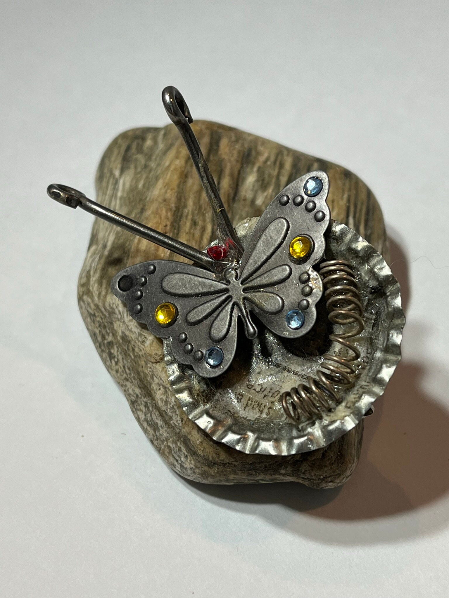 Jeweled Schmetterling Und Spring Bottlecap Pin Jeweled Schmetterling Und Spring Bottlecap Pin von PossibleWorlds
