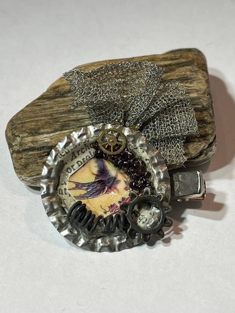Kronkorken Haarspange Mit Antik Mesh Kronkorken Haarspange Mit Antik Mesh von PossibleWorlds