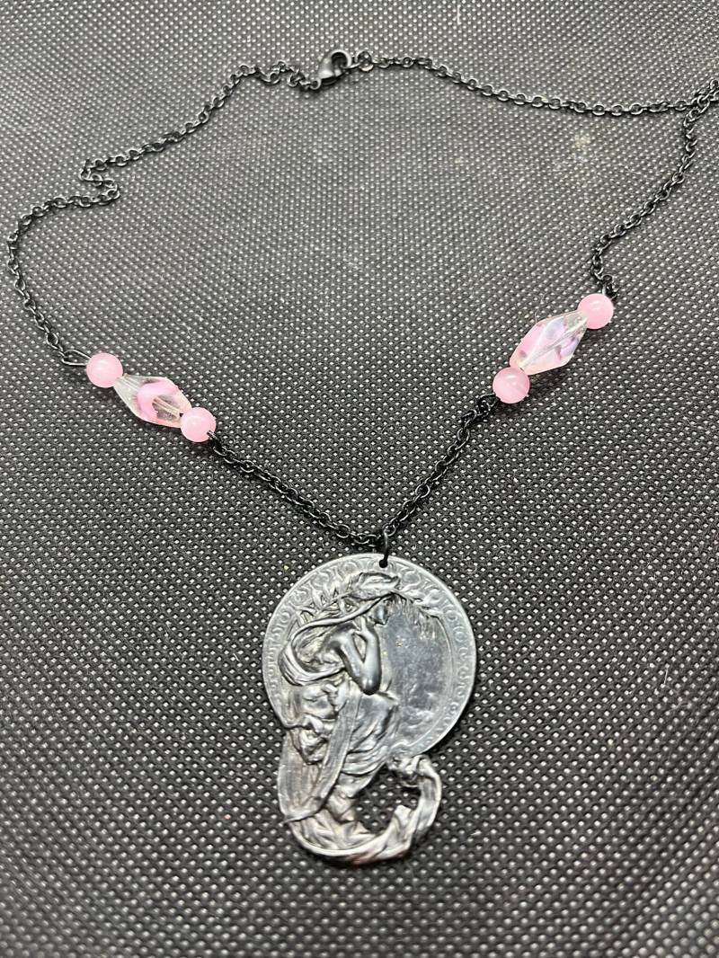 Schwarze Metall Lady Halskette von PossibleWorlds