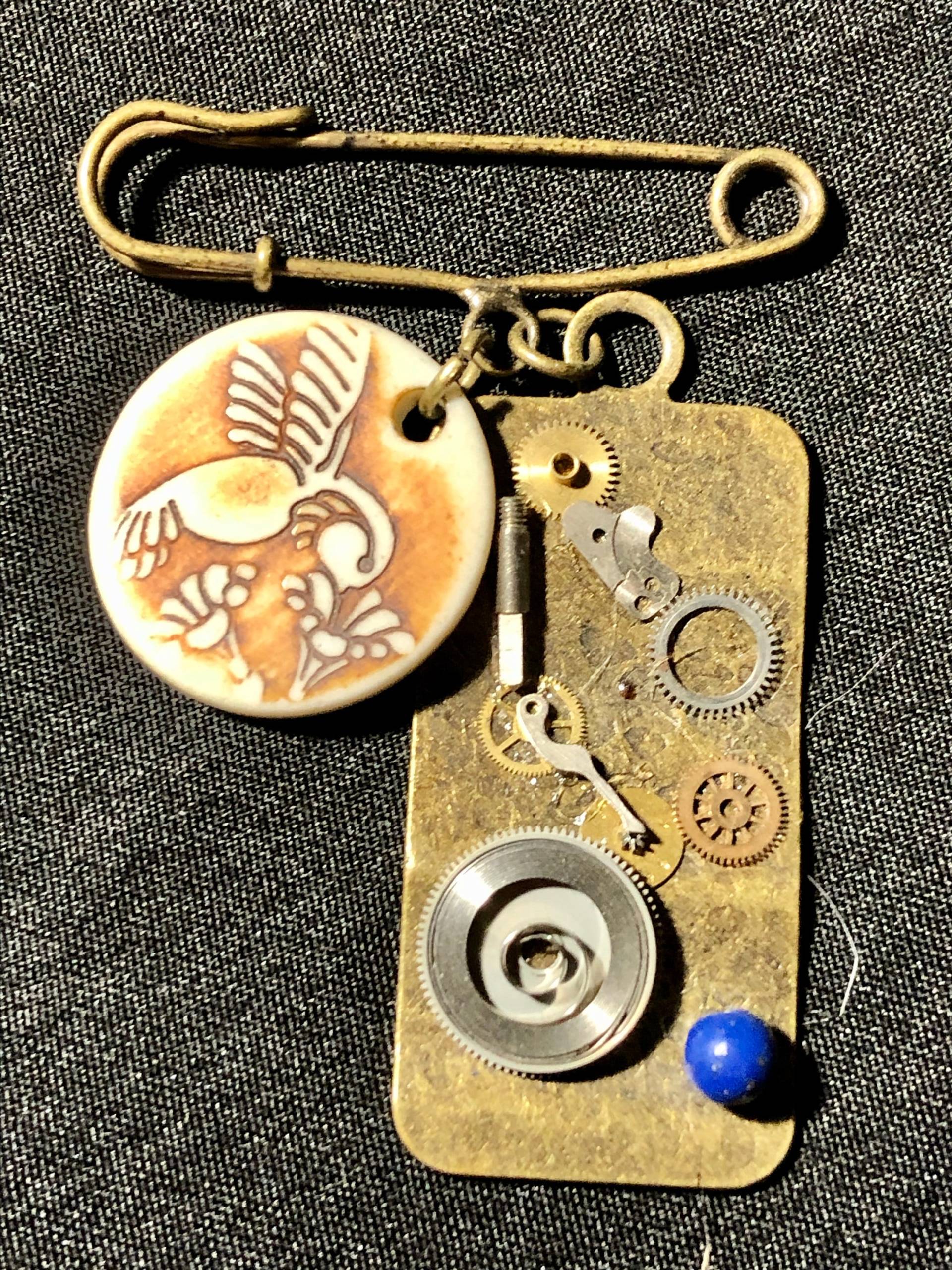Zahnräder Und Kolibri Steampunk Pin Zahnräder Und Kolibri Steampunk Pin von PossibleWorlds
