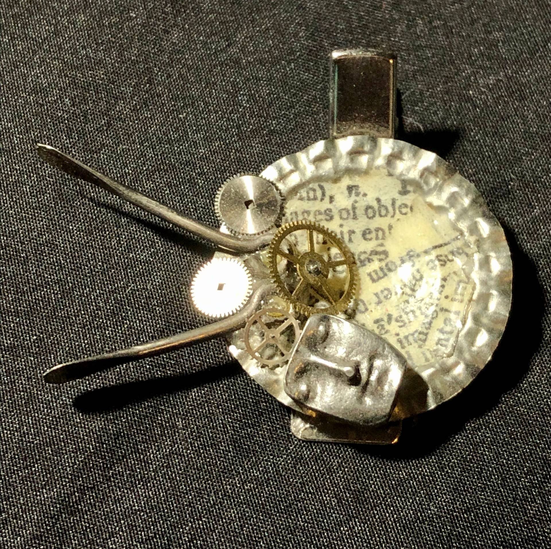 steampunk Gesicht in Den Zahnrädern, Kronkorken Haarspange steampunk Gesicht in Den Zahnrädern, Kronkorken Haarspange von PossibleWorlds