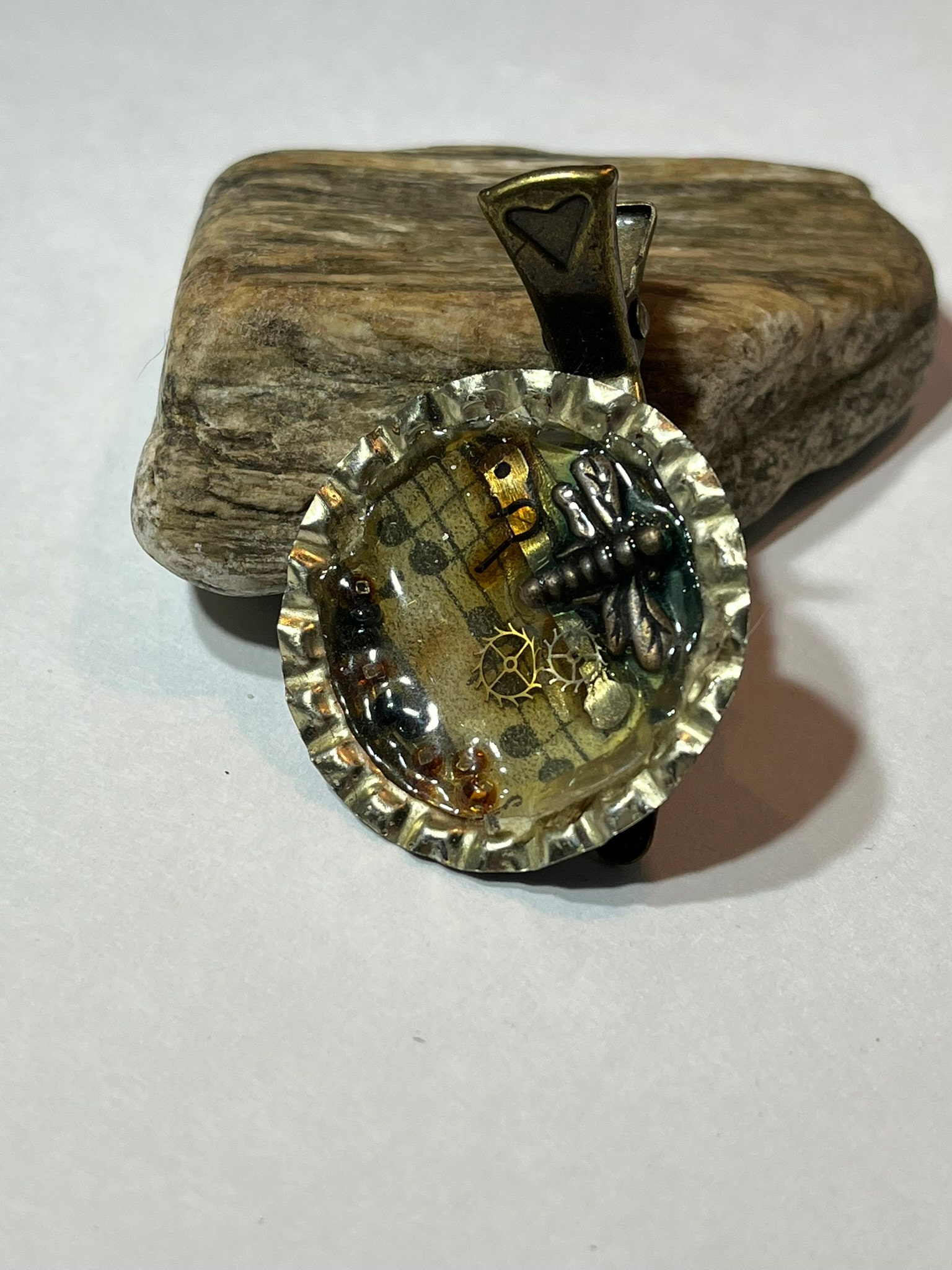 steampunk Kronkorken Haarspange Mit Libelle steampunk Kronkorken Haarspange Mit Libelle von PossibleWorlds