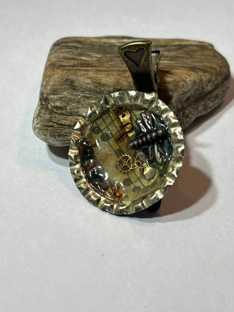 steampunk Kronkorken Haarspange Mit Libelle steampunk Kronkorken Haarspange Mit Libelle von PossibleWorlds