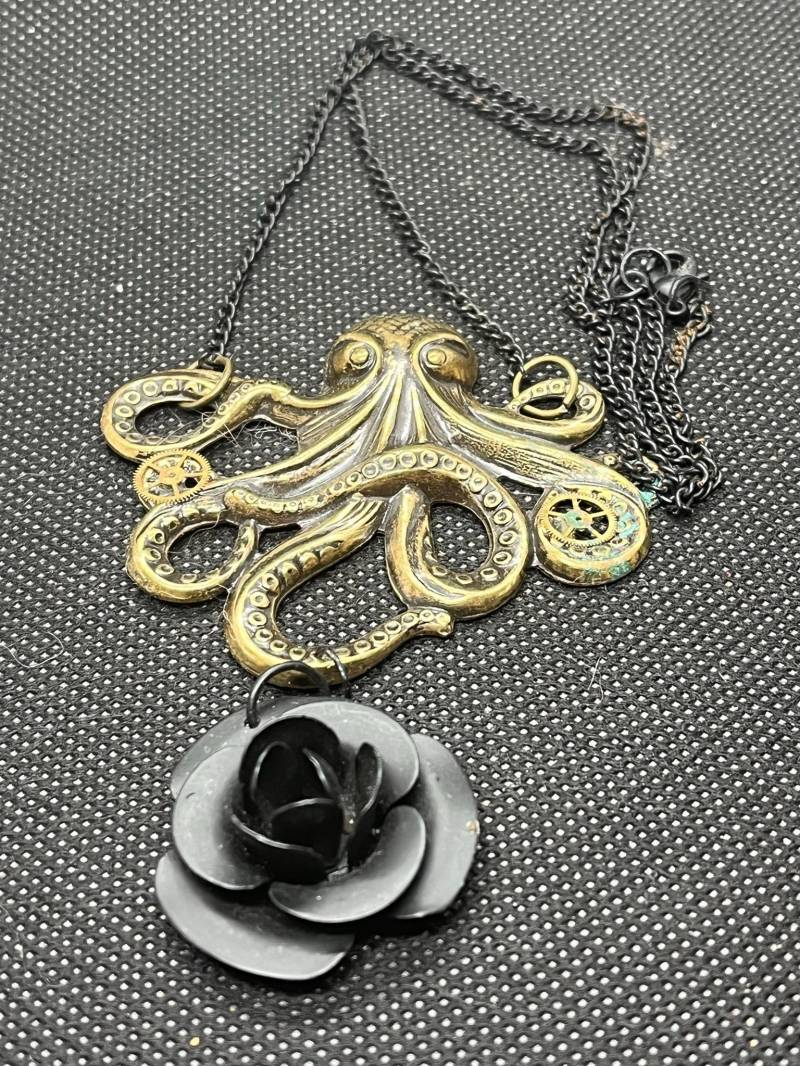 steampunk Oktopus Und Schwarze Rose Halskette steampunk Oktopus Und Schwarze Rose Halskette von PossibleWorlds