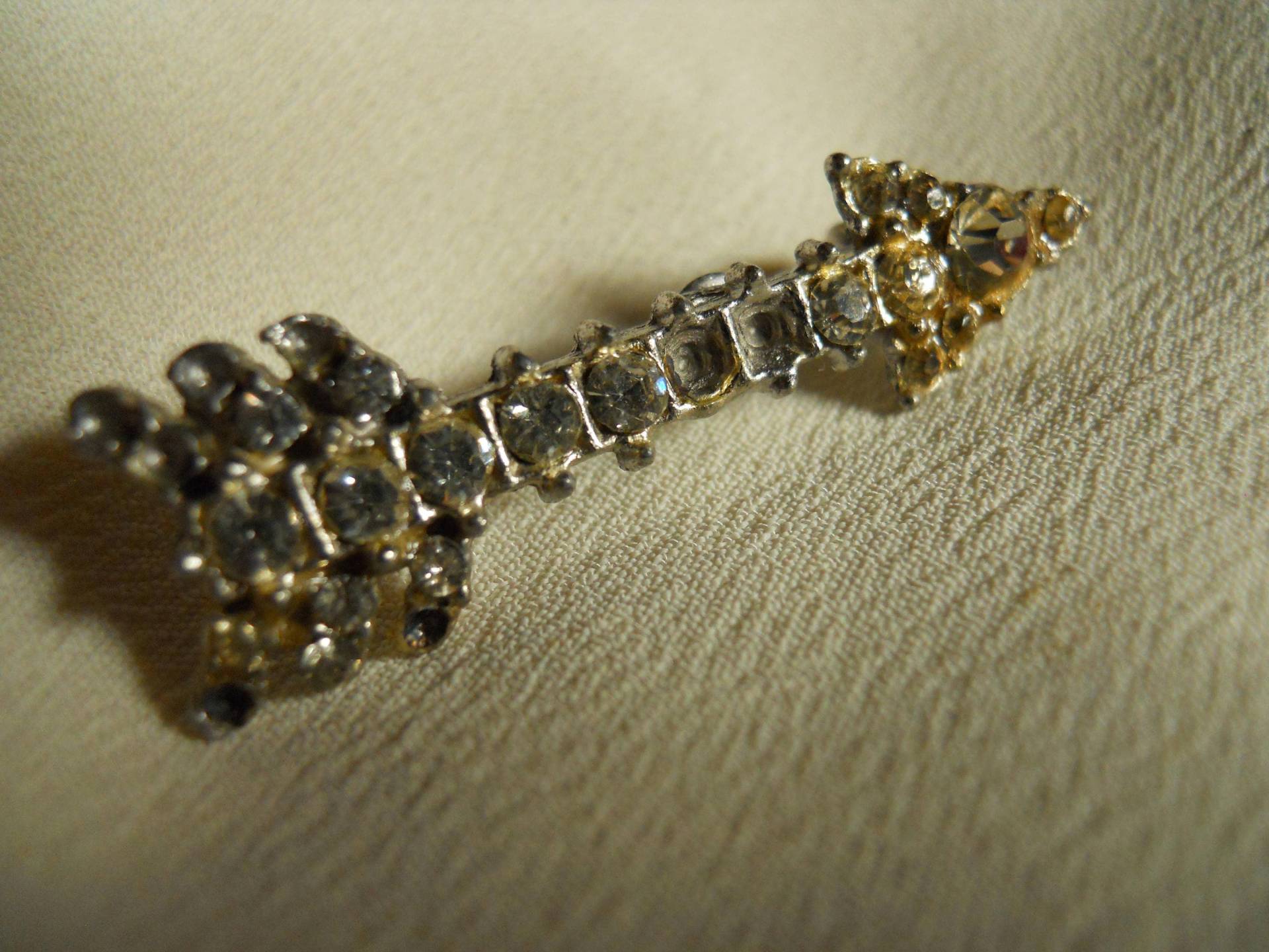 Vintage Strass Pfeil Pin Brosche Für Wiederverwendung, Reparatur Oder Juwel Skulptur, Mixed-Media-Kunst, Assemblage Kunst, Bouquet Vintage Strass Pfeil Pin Brosche Für Wiederverwendung, Reparatur Oder Juwel Skulptur, Mixed-Media-Kunst, Assemblage Kunst, Bouquet von PossumAndPersimmon