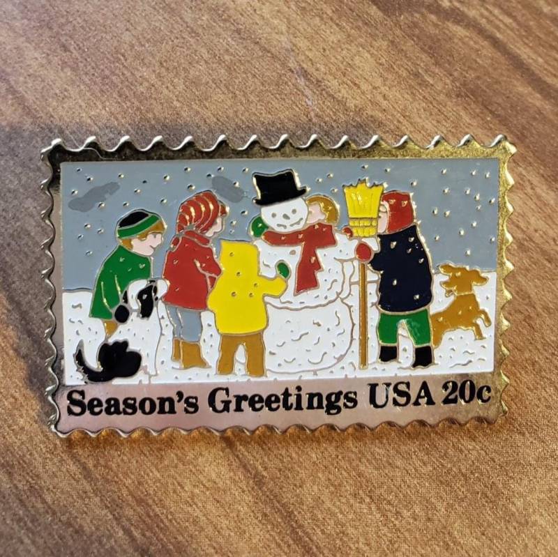 Season's Greetings Stempel Anstecknadel - Kinder Bauen Schneemann von PostalBrass