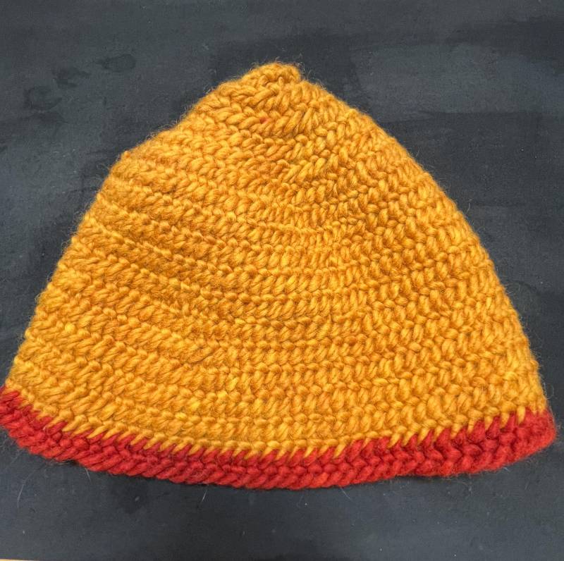 Nadelgebundene Naalbinding Mütze Aus Pflanzengefärbter Schurwolle in Zwiebelgelb Mit Rotem Rand von PottWerk