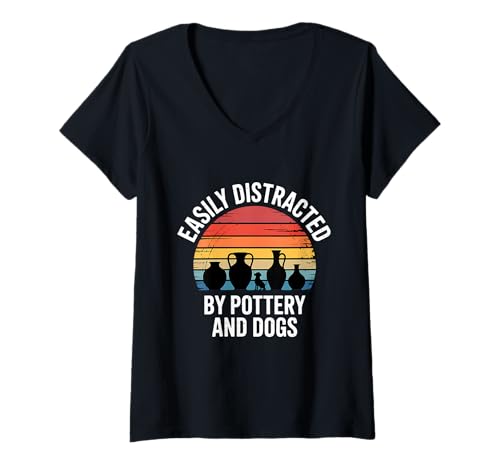 Damen Leicht abgelenkt von Keramik und Hunden Ton Retro Sonnenuntergang T-Shirt mit V-Ausschnitt Damen Leicht abgelenkt von Keramik und Hunden Ton Retro Sonnenuntergang T-Shirt mit V-Ausschnitt von Pottery Artist Clay Pots Ceramics