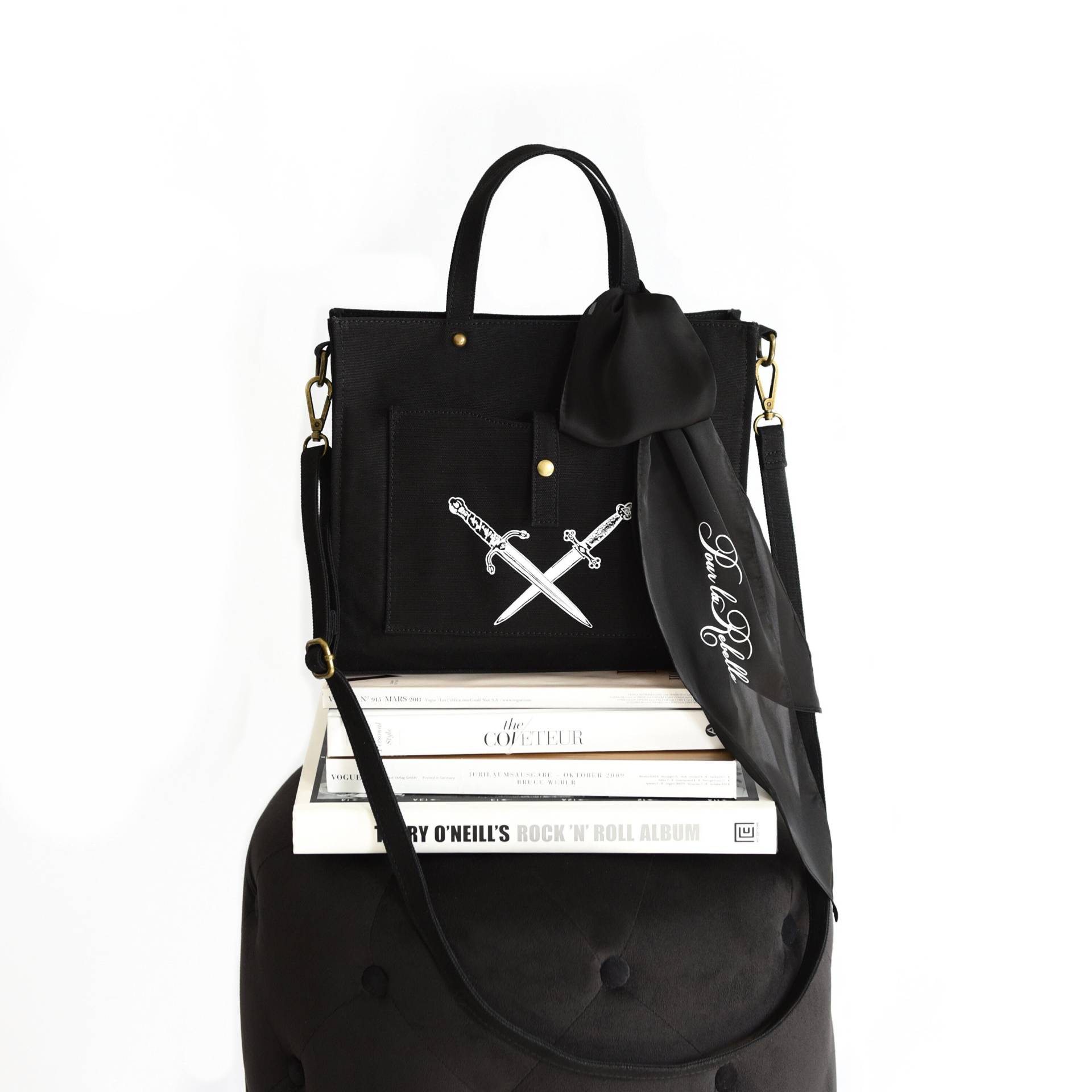 Gothic Tasche Dolch Canvas | Handtaschen Damen Schwarz Handtasche Vegan Umhängetasche Kleidung von PourLaRebelle