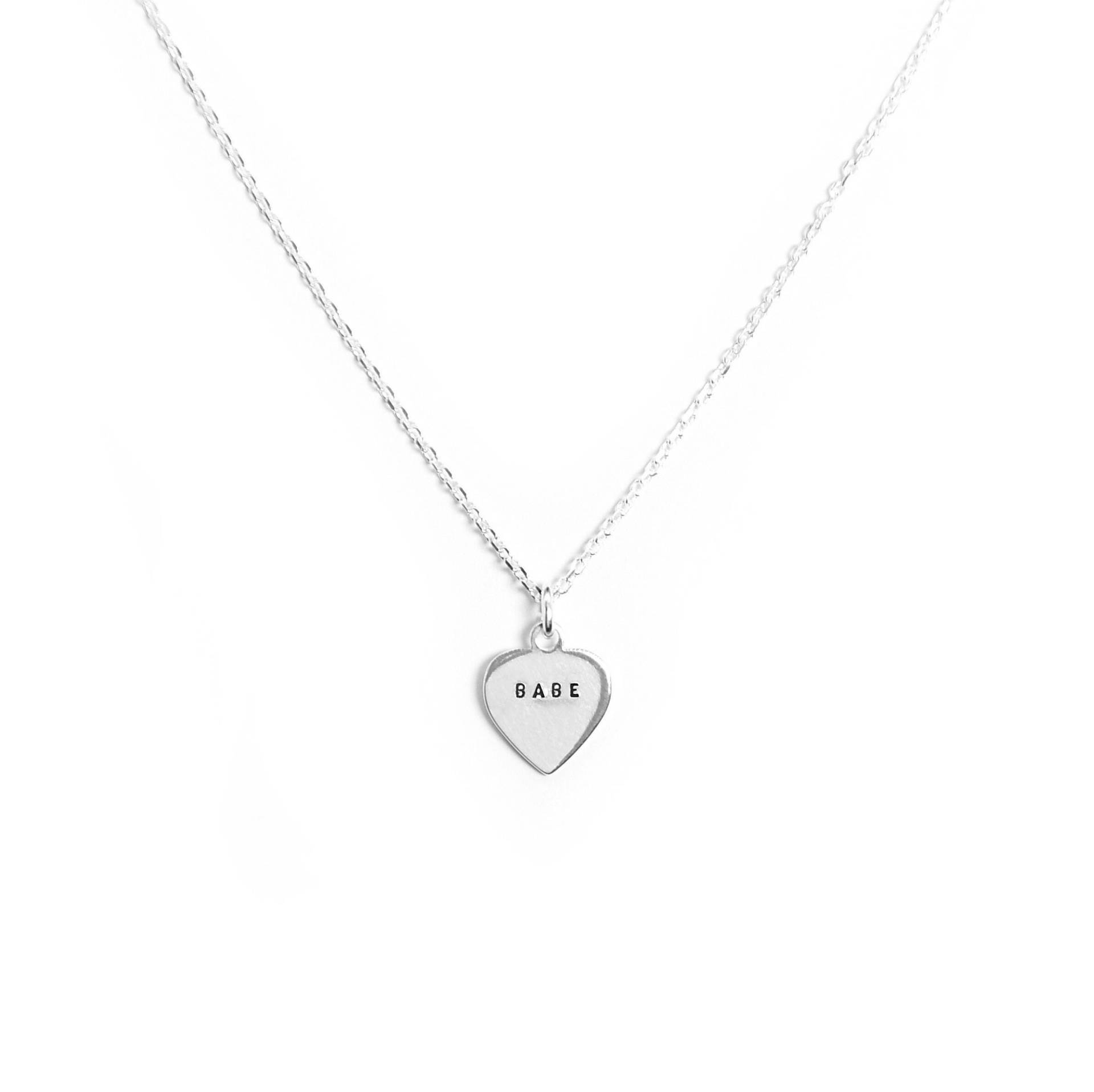 Süße Babe Kette Silber 925, Personalisierte Halskette, Herz Mit Anhänger, Herzkette Gravur, Valentinstag Geschenk Für Frauen von PourLaRebelle