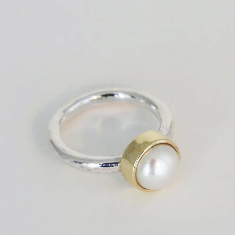sterling Silber Ring Mit Gehämmerter Weißer Süßwasserperle Und 14 Kt Goldfassung. Valentinstag Geschenk, Thanksgiving, Hochzeit, Brautjungfer von Powderpinkalchemy