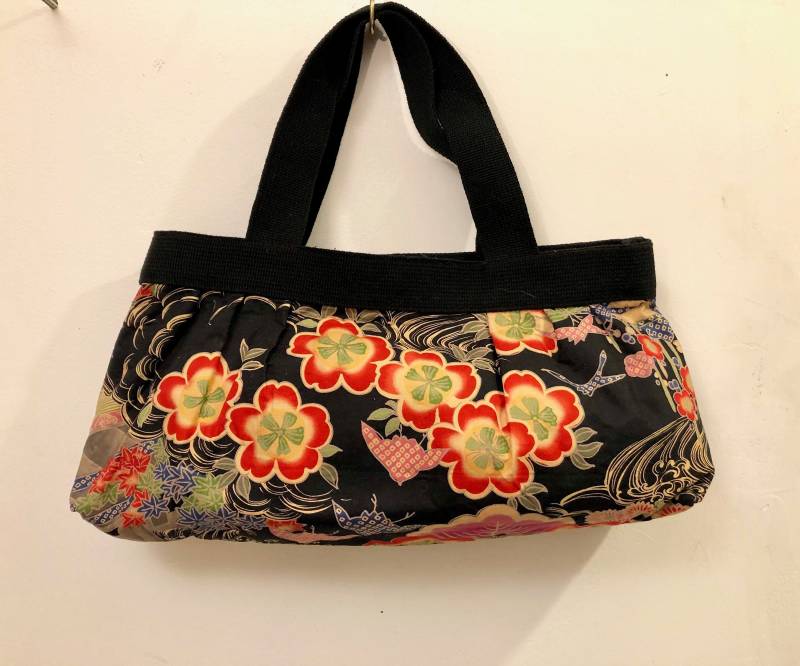 Eine Weiche Tote/Handtasche Mit Einem Wunderbaren Bunten Kaleidoskop Von Blumen-Und Vogelartigen Kreaturen Auf Feld Aus Massivem Schwarz. Schöner von PradlaVintageFinds