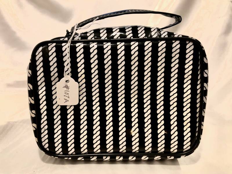 Lancome-Eine Niedliche Kleine, Schwarz-Weiß Gestreifte Vinyl-Reißverschluss-Kosmetikkkupplung. Ideal Für Den Alltag-Perfekt Reisen von PradlaVintageFinds