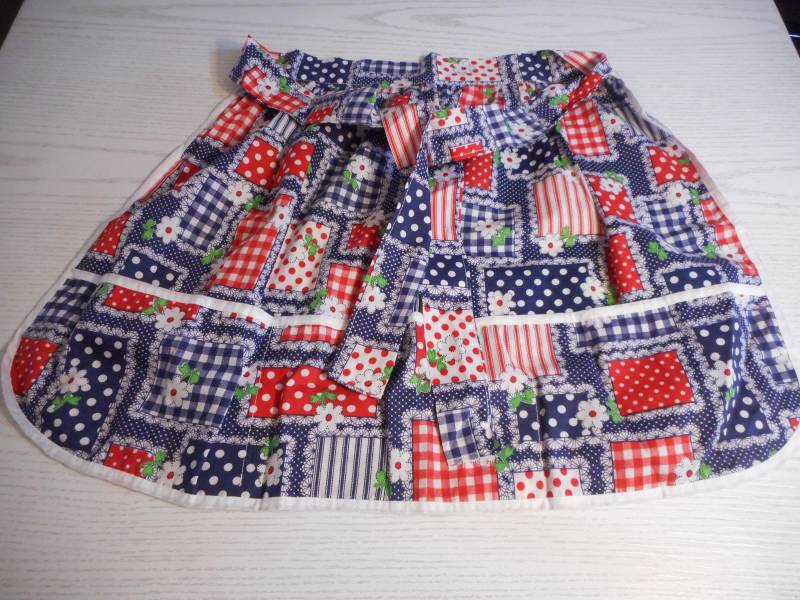 Vintage 1970Er Halbe Schürze, Handarbeit. Perfekter Zustand. Blumen - Und Bandana-Baumwolldruckstoff von PrairieArtsandCrafts