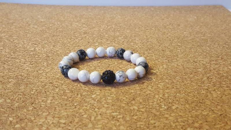 Howlith Und Schneeflocke Obsidian Mit Glitzer-Kugel-Armband-stretch Perlen Armband Howlith Und Schneeflocke Obsidian Mit Glitzer-Kugel-Armband-stretch Perlen Armband von PrairieDesignsbyMD