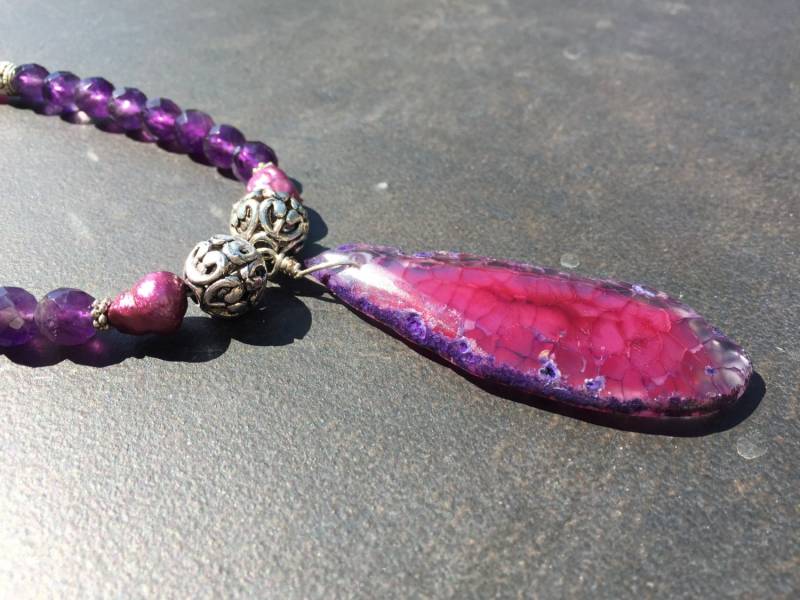 Chunky Statement Halskette, Drachenadern Achat Anhänger, Amethyst Halbedelstein Schmuck, Hot Pink Jade, Perlen 569 von PrairieIce