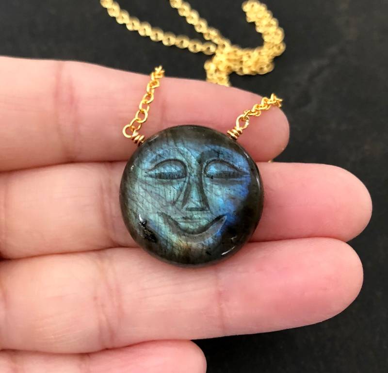 Geschnitzte Mondkette, Labradorit Mond Gesicht, Blauer Anhänger, 18K Gold Filled, Layering Halskette, Geschenk Für Sie 1675 von PrairieIce