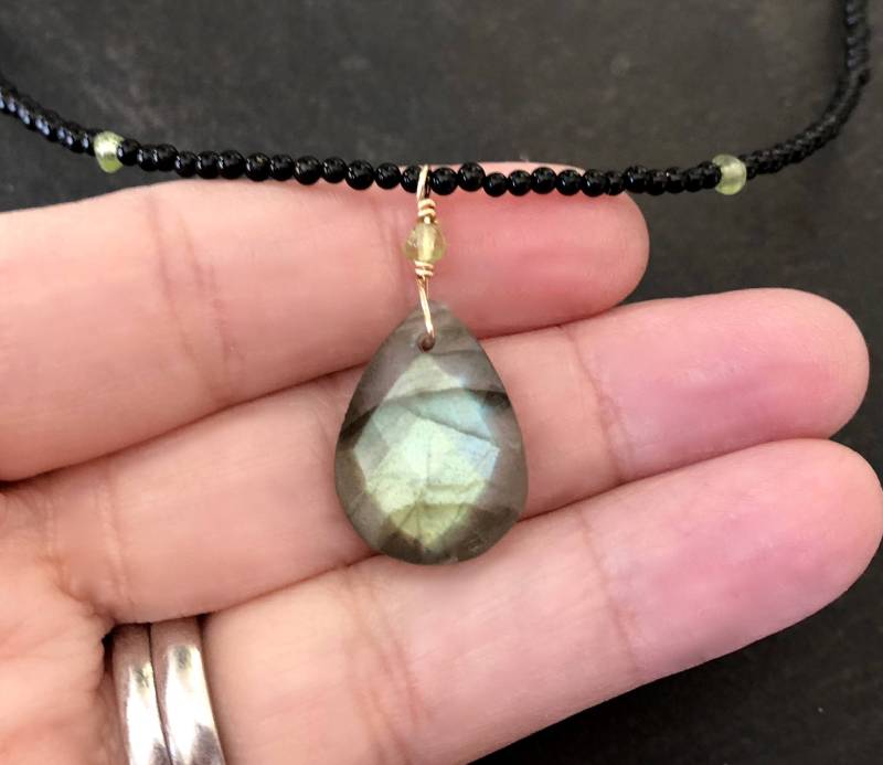 Labradorit Halskette, Facettierte Labradorit, Gold Grün Blitz, Peridot Edelsteine, Schwarzer Onyx, Naturstein, Halbedelstein, 14K Fill 1505 von PrairieIce