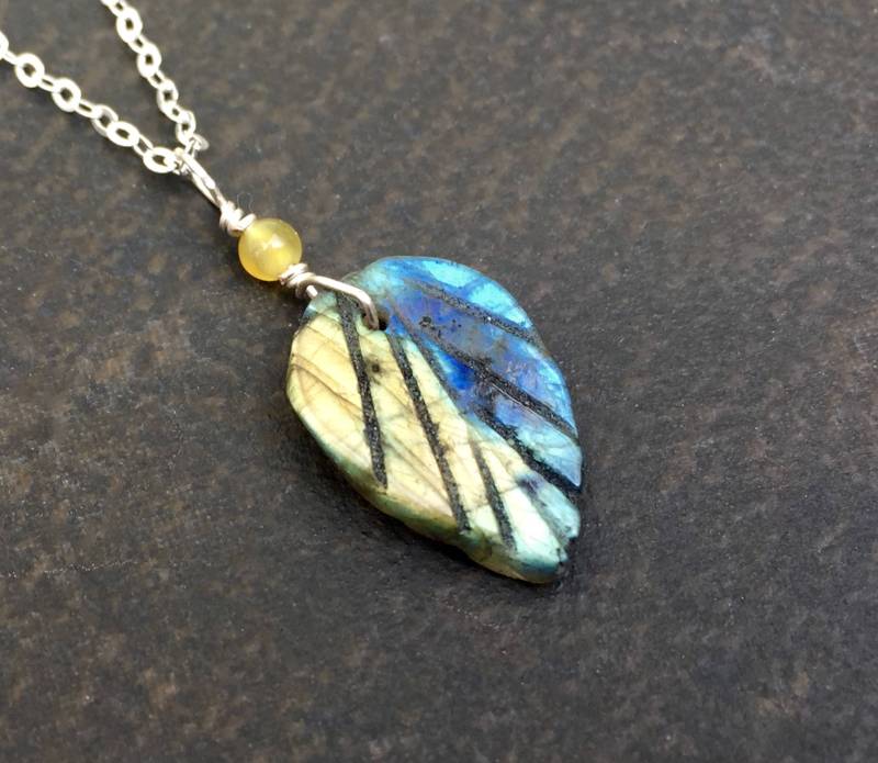 Labradorit Halskette, Geschnitzter Blatt Anhänger, Auffälliger Labradorit, Gelber Achat, Sterling Silber, Zierliche Minimalist Schmuck 1406 von PrairieIce