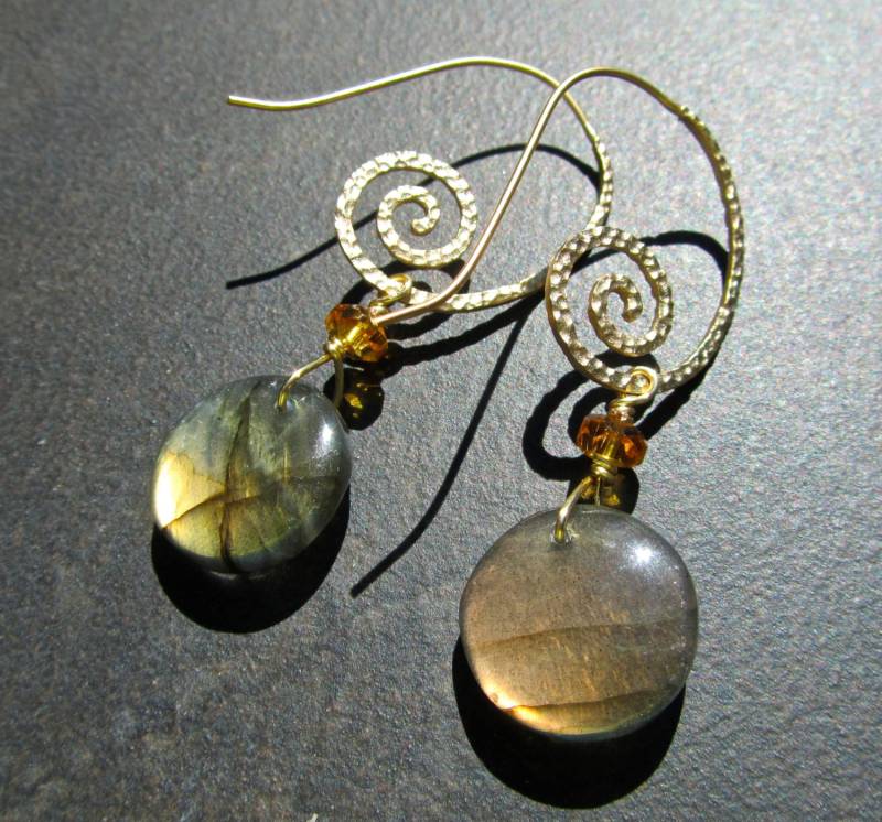 Labradorit Statement Ohrringe, Sunset Gold Münzen, Topaz Kristall, Matt Wirbel Ohrringe 984 von PrairieIce
