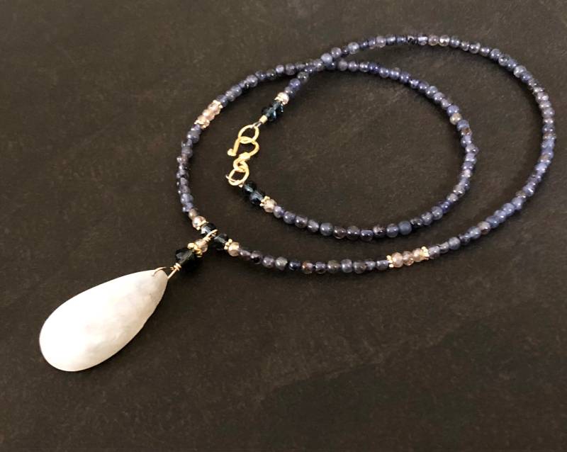 Mondstein Halskette, Regenbogen Anhänger, Blauer Iolith, Wasser Saphir, Tropfen Naturstein, 24K Gold Vermeil 1637 von PrairieIce