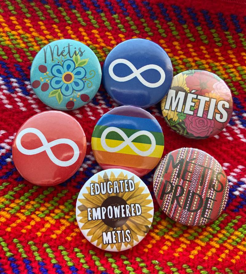 Métis Pride Buttons Knopf in Indigenem Besitz von PrairieSageArts