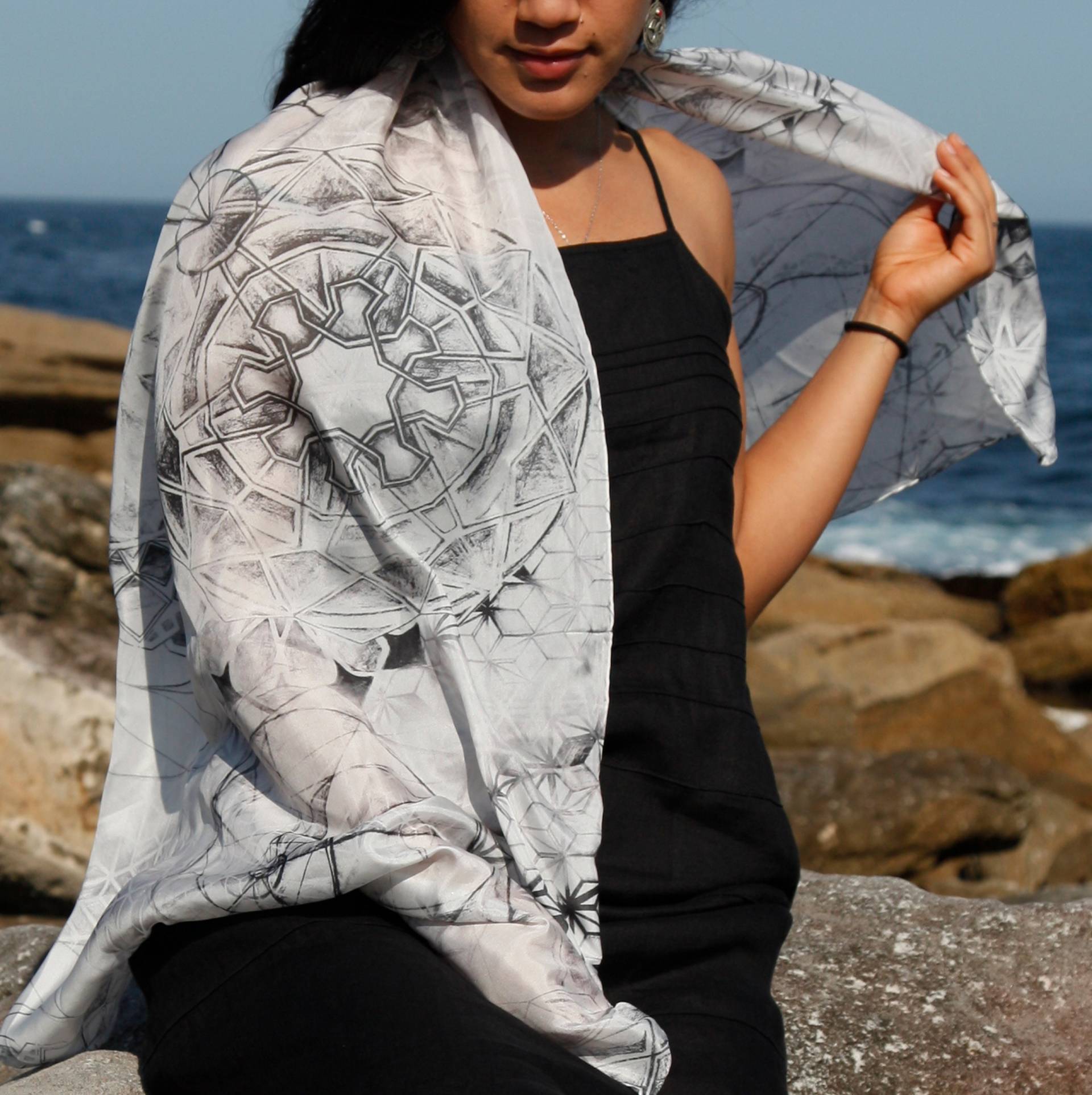 Metatrons Würfel, Seidenschal, Heilige Geometrie Schals, Om Schal, Schwarz Weißer Seiden Metatron Spirituelle Kleidung von Prasamana