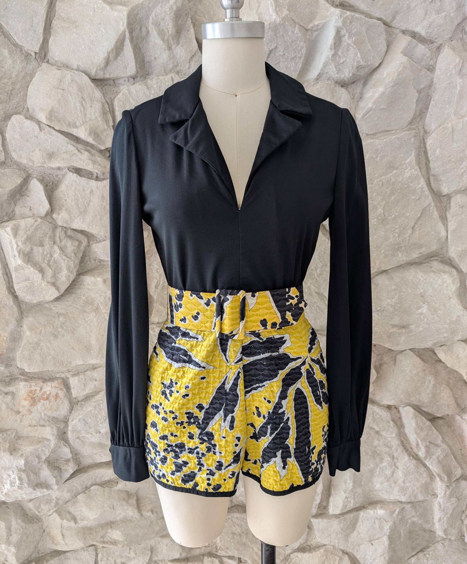 1960Er Jahre J. Russel Strampler in Schwarz Und Gelb | Klein von PratimaAnae