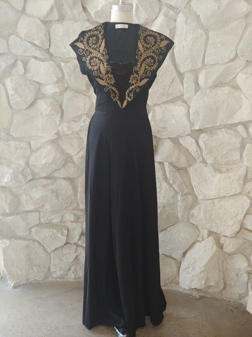 Anfang 2000Er Jahre Vintage Jovovich Hawk Schwarzes Kleid Mit Stickerei | S Anfang 2000Er Jahre Vintage Jovovich Hawk Schwarzes Kleid Mit Stickerei | S von PratimaAnae
