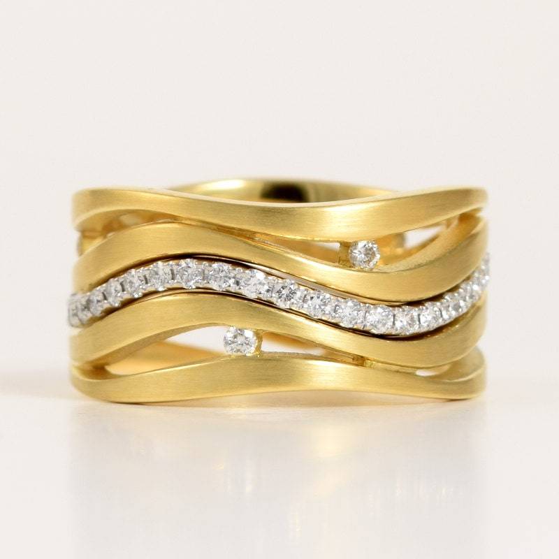 18 K Gold "Wave' Diamant Braut 3 Ring Set | Verlobungsring + Ehering Pave Ewigkeit Band Womens Stapelbare Moderne Ringe von PratimaDesign