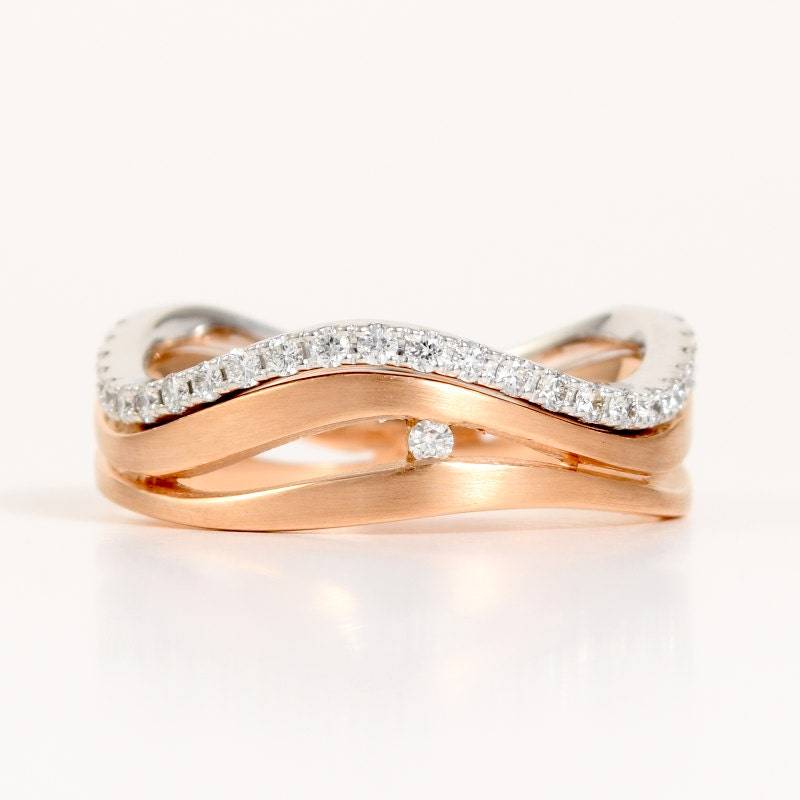 18 K Rose + Weißgold Diamant Hochzeit Set "Wave' | Verlobungsring Mit Diamanten Pave Ewigkeit Band Moderne Braut von PratimaDesign