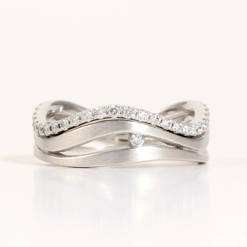 18 K Weißgold Verlobungsring Ehering Set "Wave' Mit Diamanten | 3 + Diamant Pave Ewigkeit Hochzeit Band von PratimaDesign