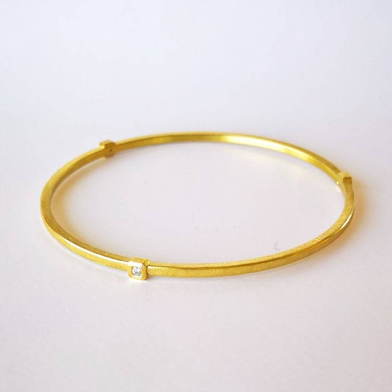 18K Solid Gold Diamant Armreif, Manschette Armband, Handgeschmiedet Armreif Mit 3 Diamanten in Lünette, Stapelbarer von PratimaDesign