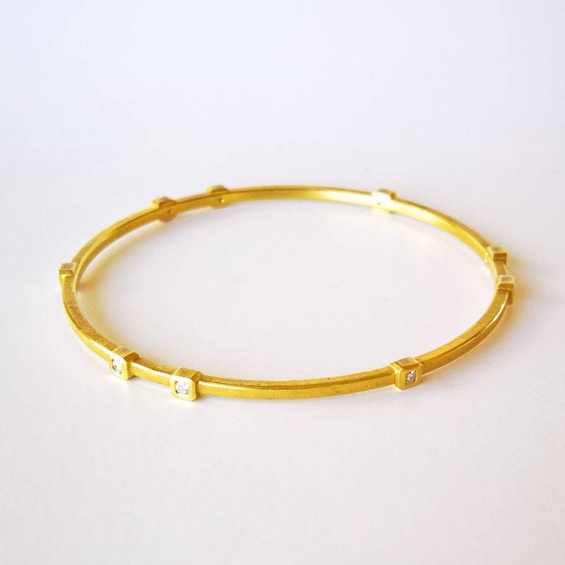 Diamant-Manschettenarmband Aus 18 Karat Gold, Massiver Goldarmreif Mit 9 Diamanten in Lünette, Diamant-Armband Einzigartiger Stapelbarer von PratimaDesign