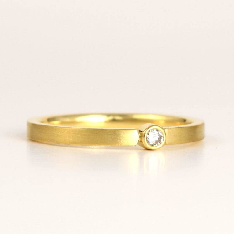 Dünner 18K Golddiamant Ehering Oder Verlobungsring | Klassisch, Elegant 2mm Quadratband Mit Bezel Set Diamant Moderner, Einzigartiger Goldring von PratimaDesign