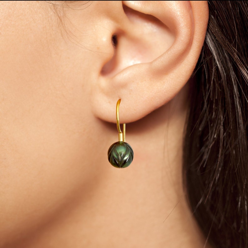 Geschenke Für Sie, Ohrringe Aus Tahitiperlen, Galateaperlen "Blütenblätter' 18K Gold, Schwarze Perlenohrringe, Tahititropfenohrringe von PratimaDesign