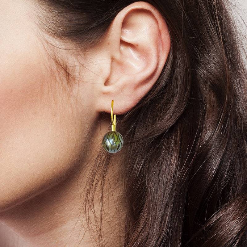 Geschenke Für Sie, Ohrringe Mit Schwarzen Perlen, Tahiti-Perlen in "Droplets' Set Aus 18K Gold, Geschnitzte Perlenohrringe, Goldtropfenperle von PratimaDesign