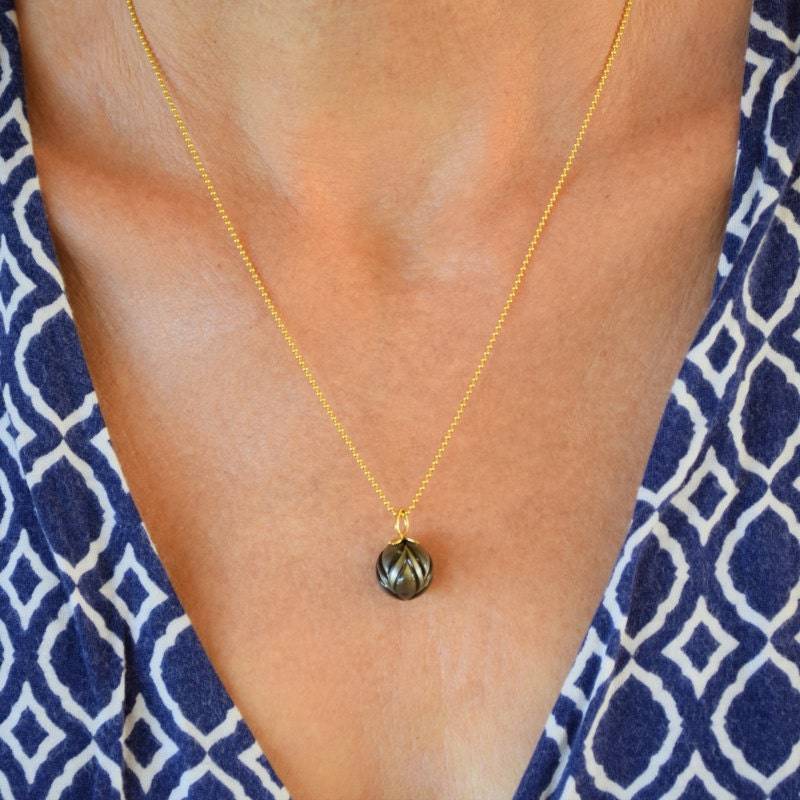 Geschenke Für Sie, Tahiti Südsee Perlenkette, 12 Mm Geschnitzter Anhänger "Blütenblätter' in 750 Gold, 18K Gold Kugelkette von PratimaDesign