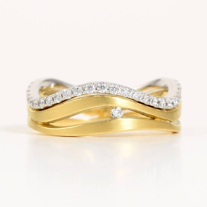 Hochzeit Set "Wave' in 18K Gelb + Weißgold Mit Diamanten | Stapelbare Verlobungsring 3 Diamant Pave Ewigkeit Band von PratimaDesign