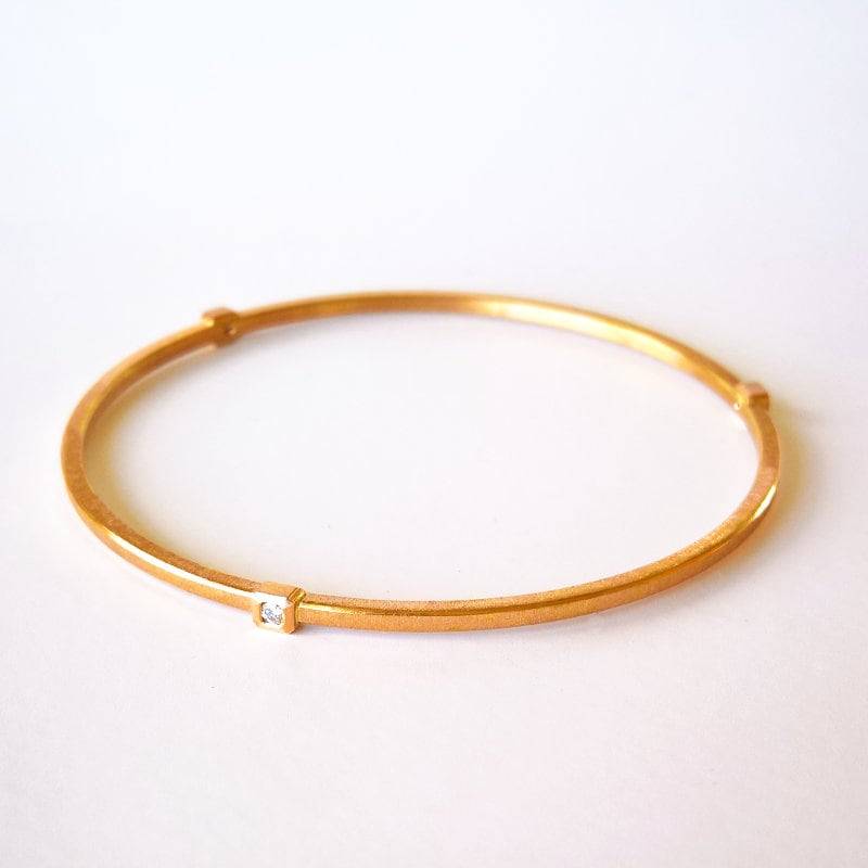 Massiver 18K Roségold-Diamant-Armreif, Diamant-Armreif, Handgeschmiedeter Roségold-Armreif Mit 3 Diamanten in Lünette, Roségold-Armband von PratimaDesign