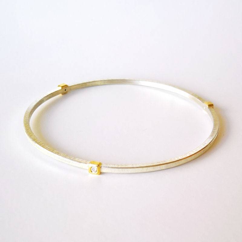 Moderner Silber Diamant Armreif, 3 Diamanten in 18 K Gold, Mischmetall Gold Hand Geschmiedeter Stapelarmreif, Armreif von PratimaDesign