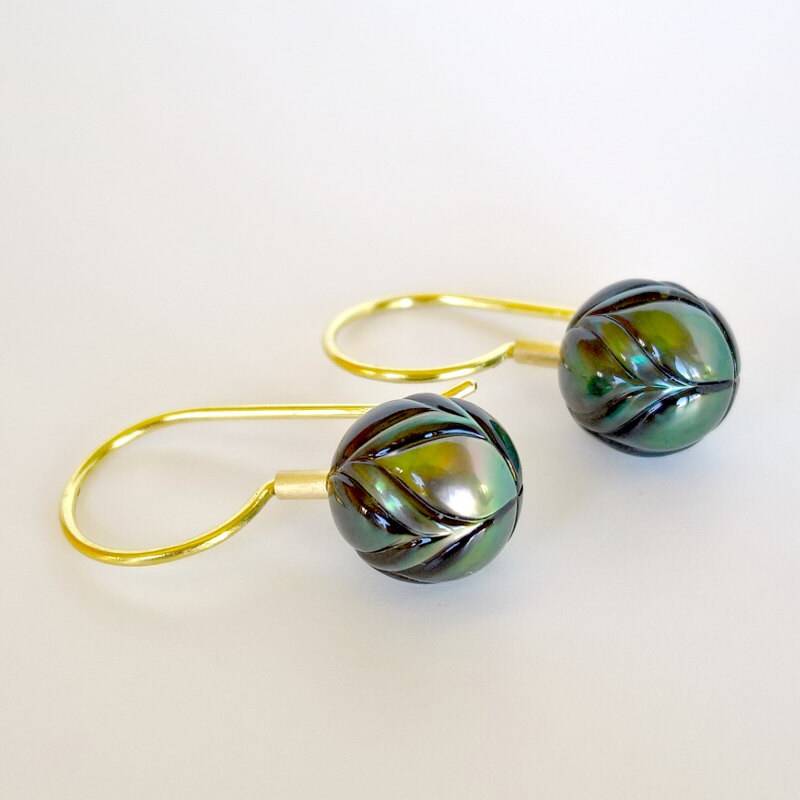 Ohrringe Mit Tahiti Perle, Galatea Perle in 18 Karat Gold Gefasst, Schwarze Perlenohrringe, Geschnitzte Baumelnde Perlenohrringe von PratimaDesign
