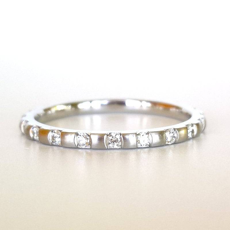Platin Diamant Eternity Band, Stapelring Mit Beabstandeten Diamanten, Platin Verlobungsring, Ehering, Einzigartige Platinring von PratimaDesign
